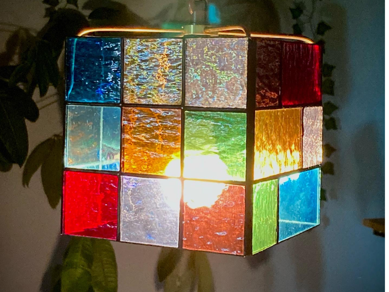 5面体が12個の何とも宇宙感あるステンドグラスランプ 幾何学柄 ウェスタン調のステンドグラスランプ | iichi 日々の