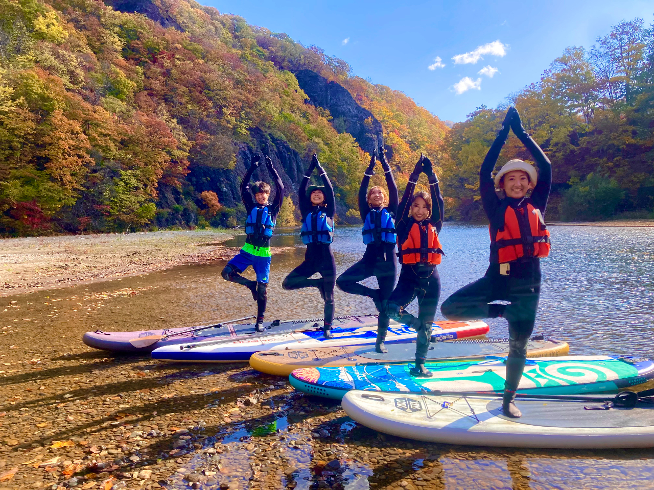 SUPの上でヨガポーズ!