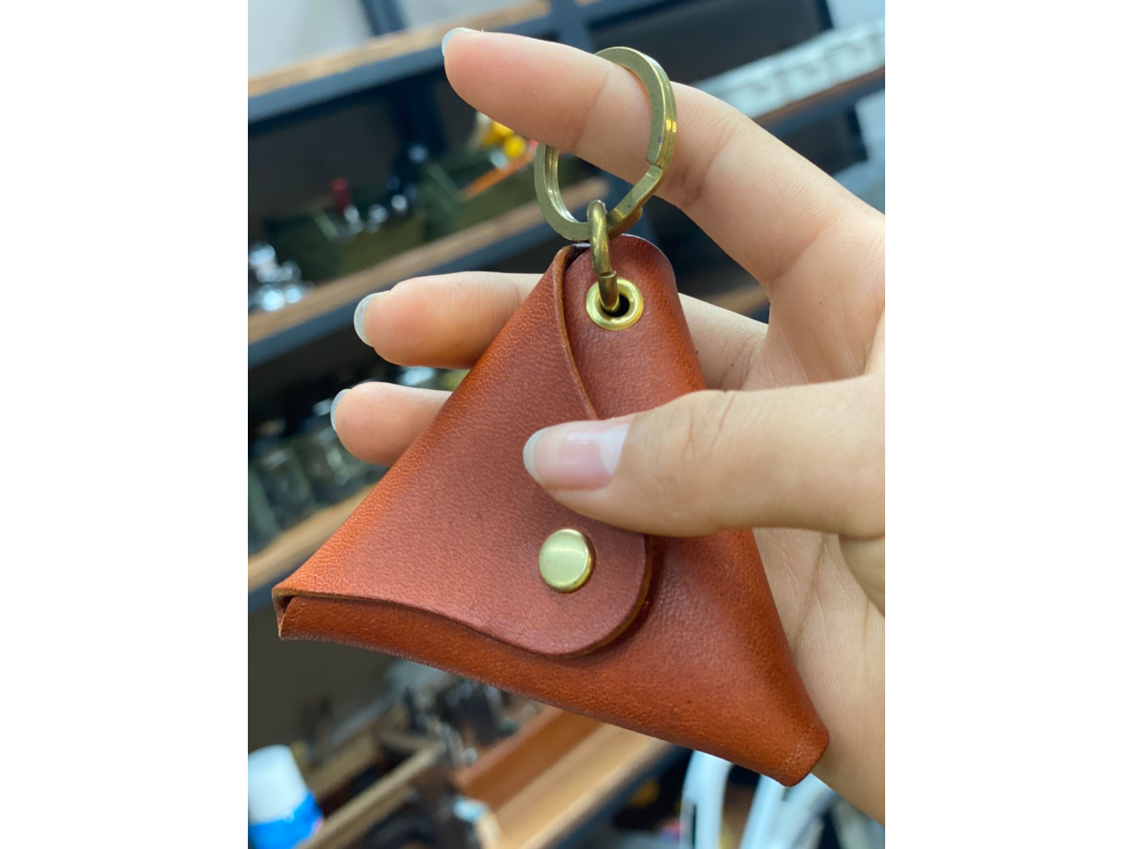 作品詳細の三角形のコインケースです。