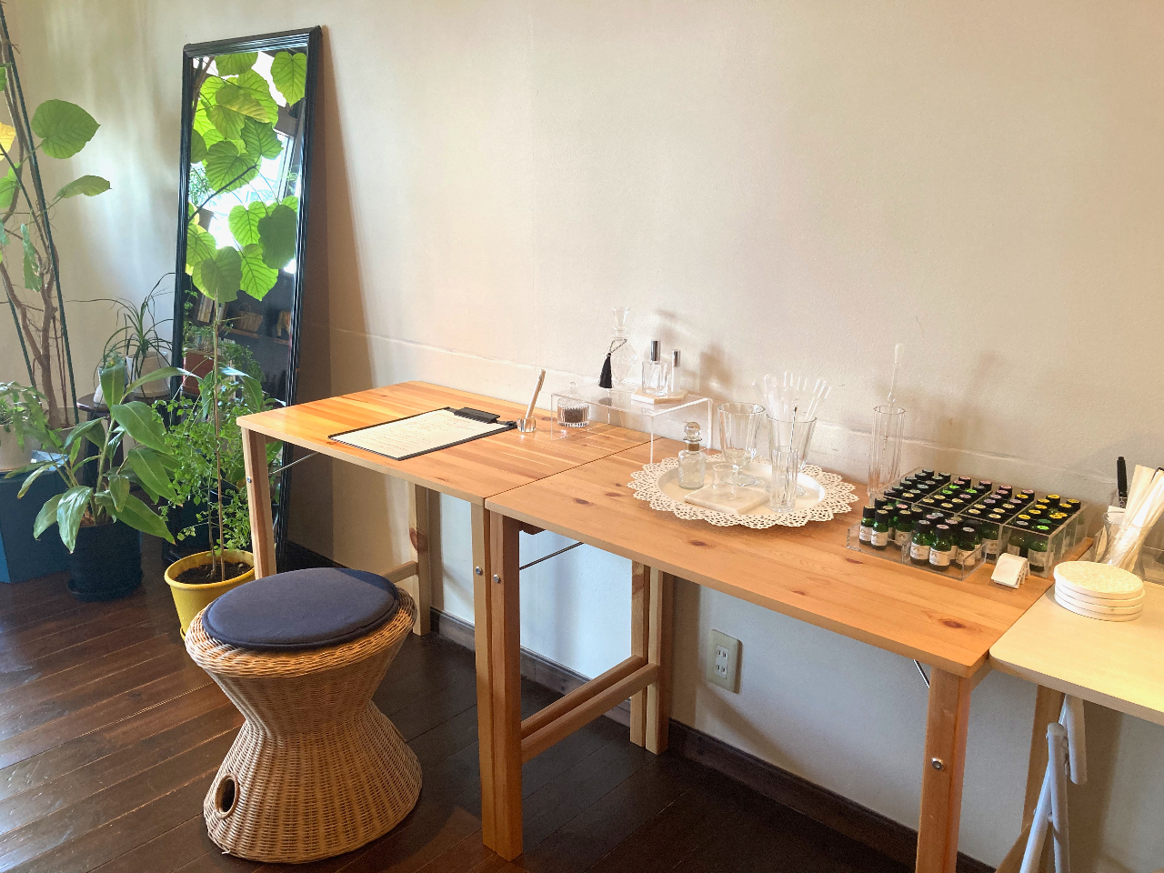 香りのテーマ・イメージをお聞かせいただきながら、それに伴い香りを選んでゆく作業に入ります。