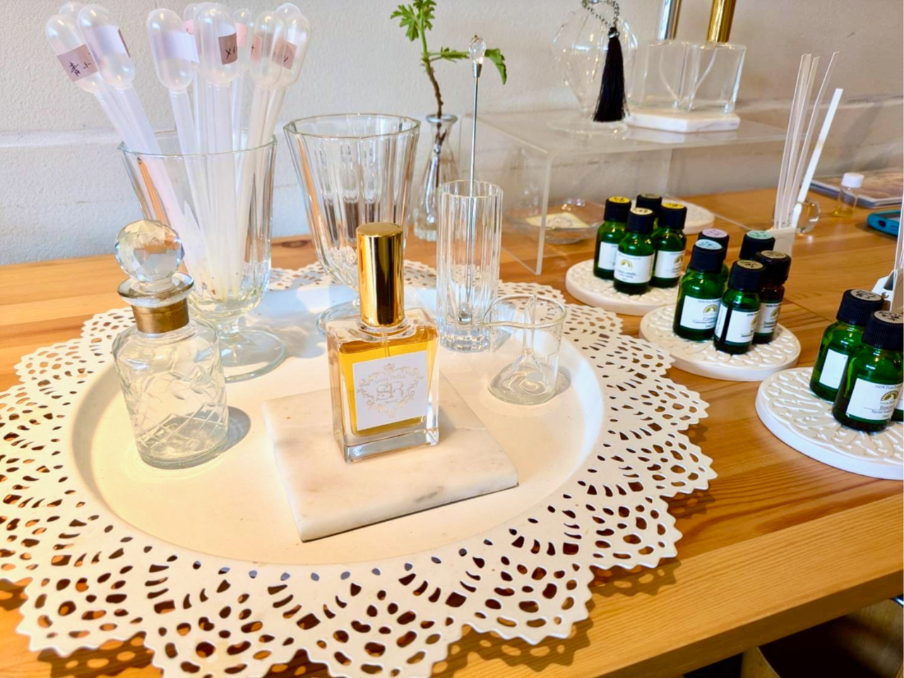 香りの微調整が終わり、アロマ香水作りの完成となります。作成日した日から(持ち帰っていただいてから)1週間ほど熟成期間を経て、ご使用していただきます。