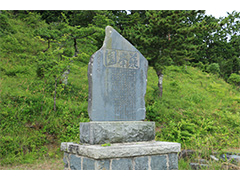 当館の敷地内や蘇峰園には菩薩様や湯神様の社・俳句の石碑や 徳富蘇峰の石碑などが建立されています。