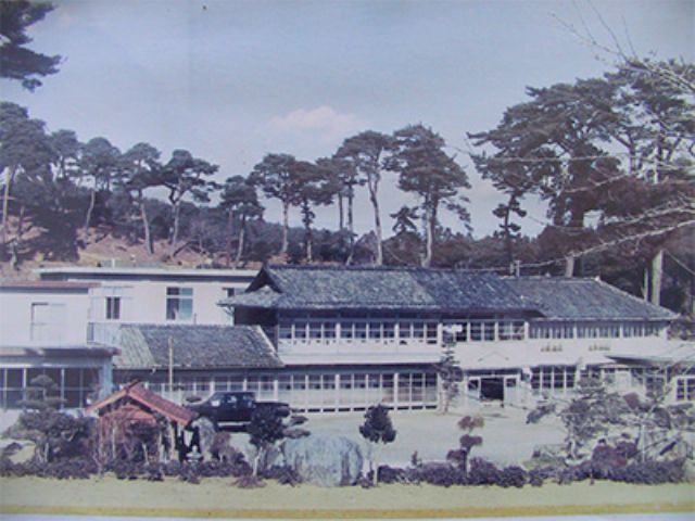 観音様のお告げにより霊泉を発見し温泉を起こしたと言い伝えられています。数々の効能から名湯として広く親しまれ、多くの方々に御利用いただいております。