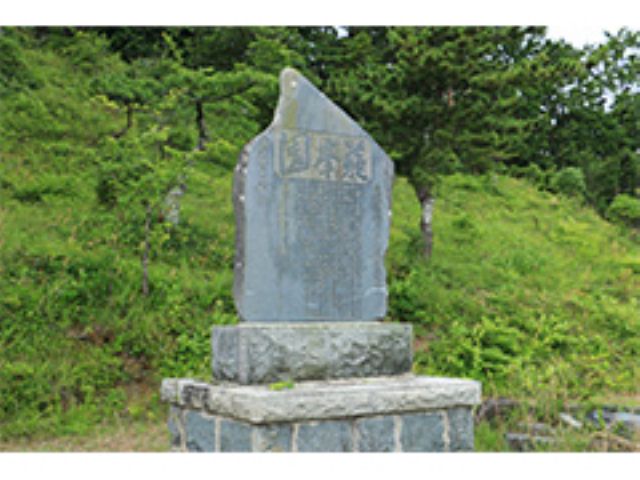 当館の敷地内や蘇峰園には菩薩様や湯神様の社・俳句の石碑や 徳富蘇峰の石碑などが建立されています。