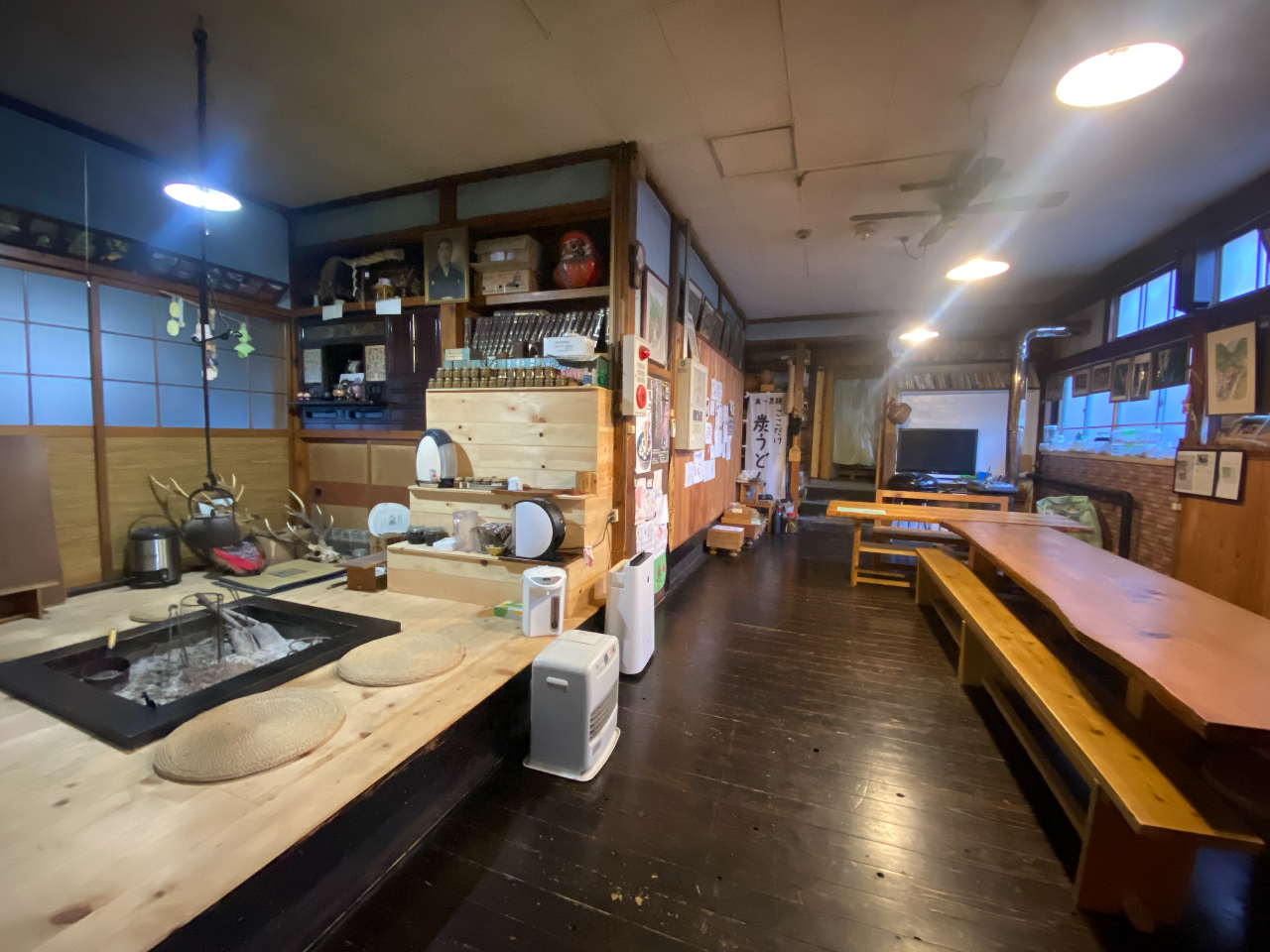 懐かしい囲炉裏と食堂