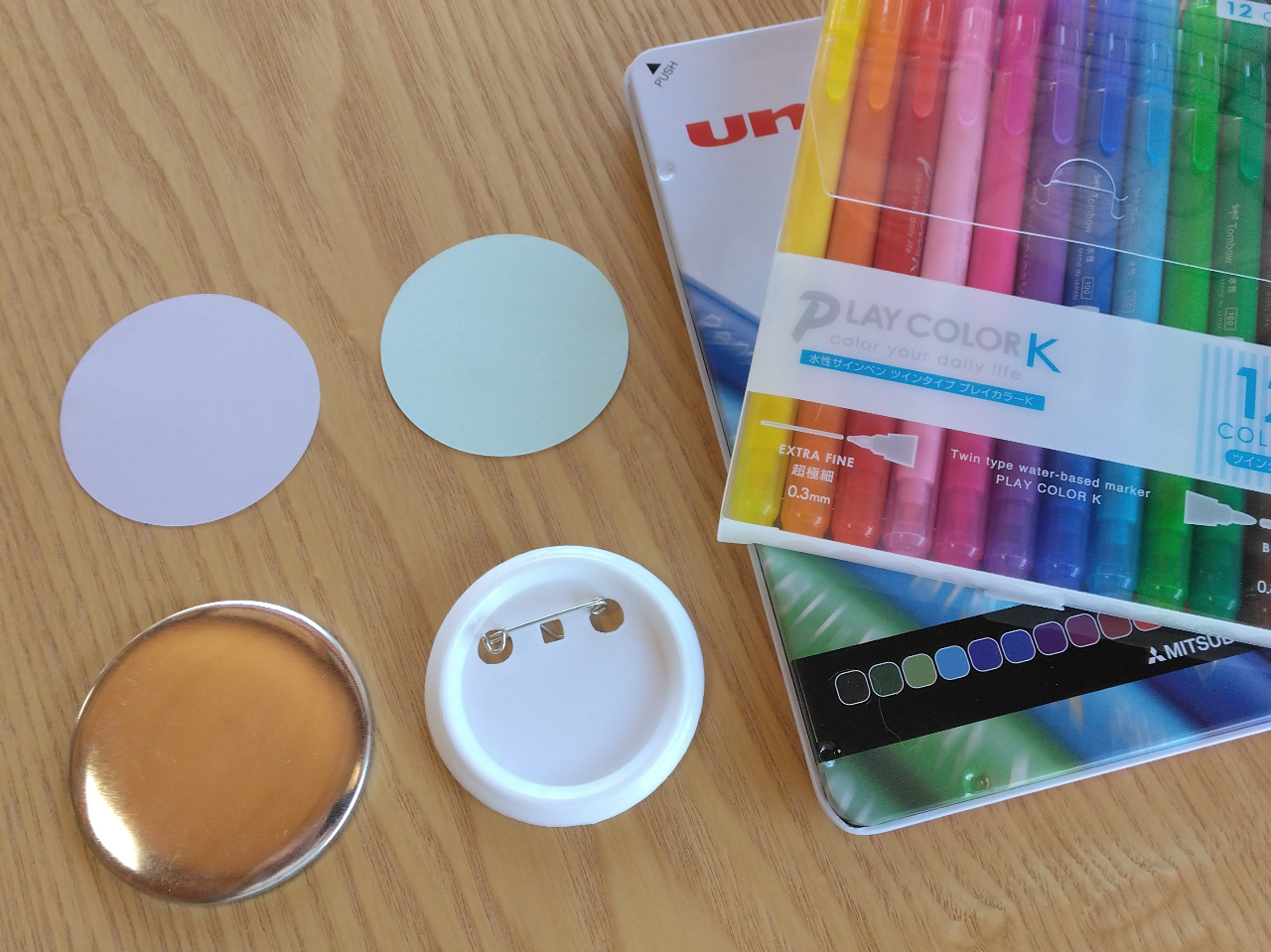 色鉛筆やマーカーでお好きな絵や文字を描いていただけます。