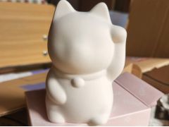 招き猫は右手上げ、左手上げ、両手上げの三種類の中からお選びいただけます。