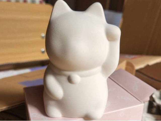 招き猫は右手上げ、左手上げ、両手上げの三種類の中からお選びいただけます。