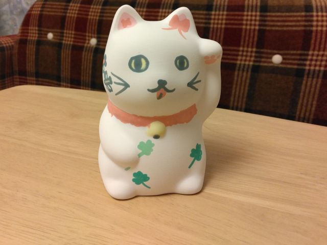 自分のお好きな色や絵柄で世界に一つだけの招き猫をつくってください。