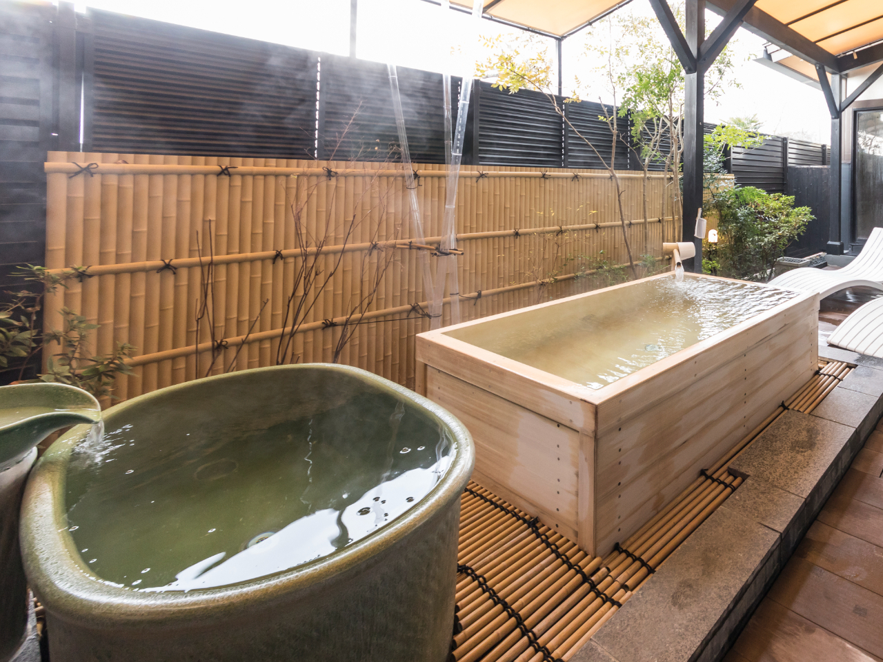 信楽焼の陶器風呂と檜風呂・男子湯からは琵琶湖が見えます。