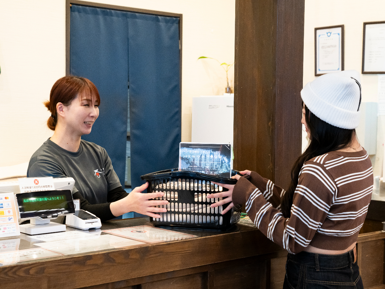 �V�t�̓��̃t�����g�ɂĎ�t�B�}�j���A���E�^�I���E�~�l�����E�H�[�^�[�E�����󂯎��B