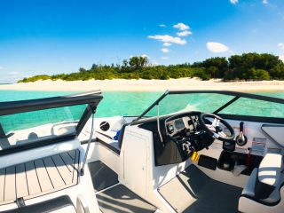 このボートを操船してもらいます