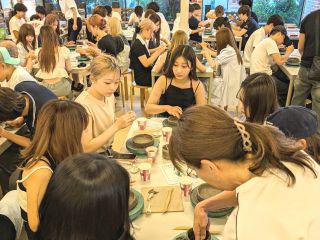 【まちの駅 常滑焼ヤマタネ】手びねりコース 最大130名様対応。お茶碗、お皿、マグカップ、招き猫までご自由にお作りいただけます。