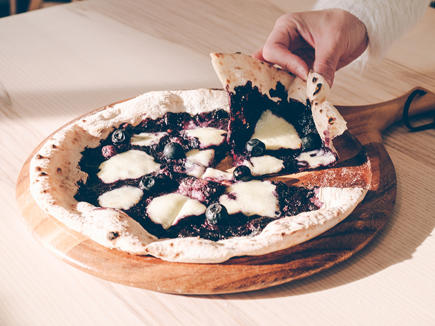 体験の前後に「アオニサイカフェ」利用可能♪ブルーベリーを使用した石窯ピザやデザート等を提供!1番人気は「石窯ブルベリーピザ」です!(体験料とは別料金)