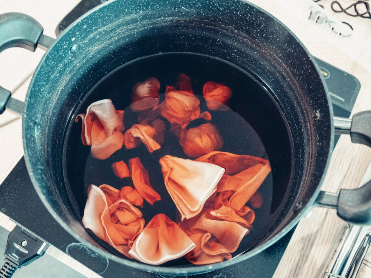 絞ったハンカチを染色液に浸して煮詰めます!