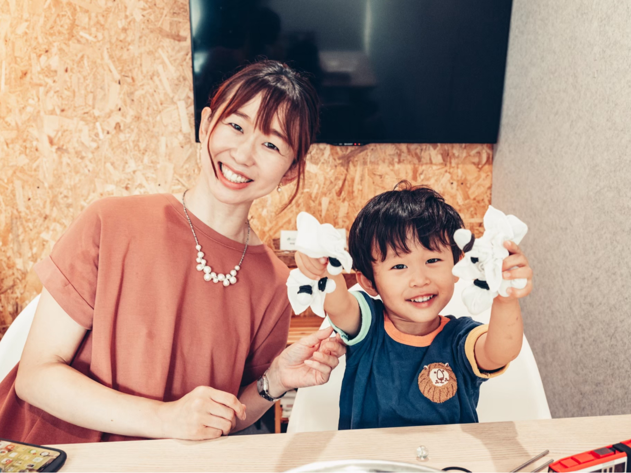 ビー玉・輪ゴムを使ってハンカチを絞っていただきます♪絞り方によってどんな美しい模様が表現できるのか楽しみ!