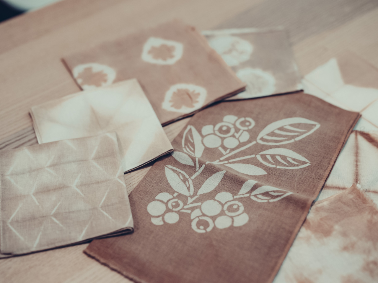 絞り方によってどんな模様が表現できるか楽しみ!(完成例) ※お写真には「絞り染め」ではない(型染め)作品も含まれています( 体験は「絞り染め」のみになります )