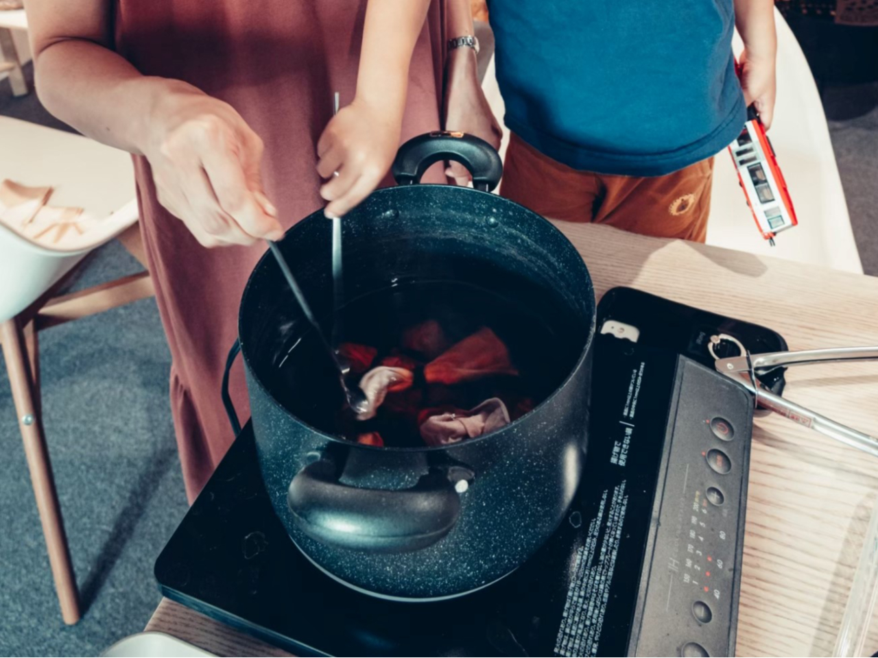 染色液にそっと布を浸し約20分に詰めます!時折かき混ぜながら染み込ませていく過程はまるでお料理をしている気分♪