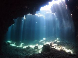 宮古島といったら『地形』!!! 洞窟の隙間から光のカーテンが降り注ぎます!