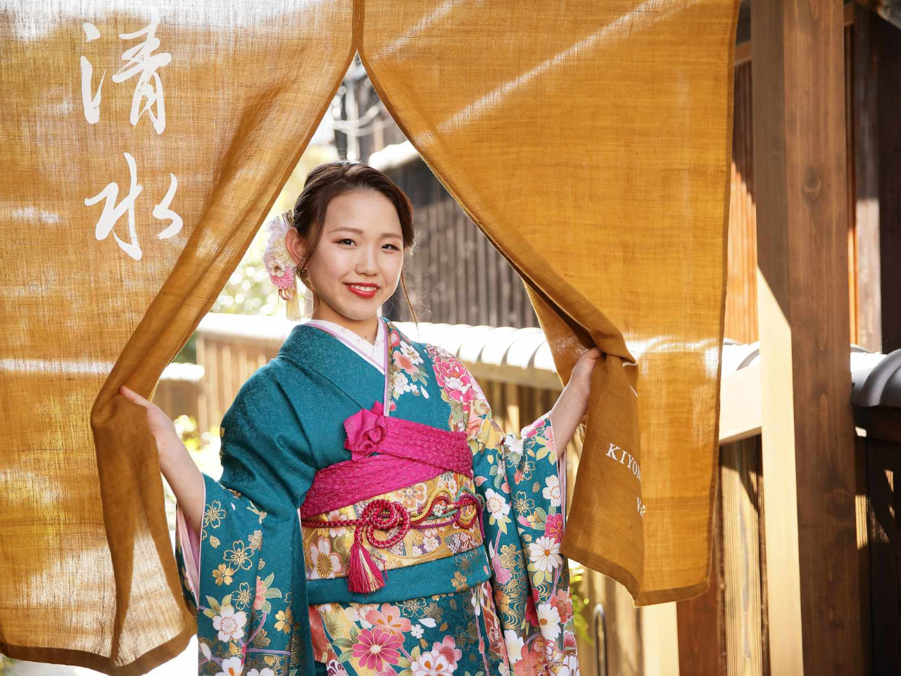 初めての方でもご安心ください。気さくなスタッフがキレイにお着付けいたします。