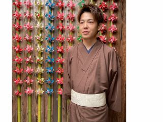 茶色の着物に白の帯がカッコよく映ります。