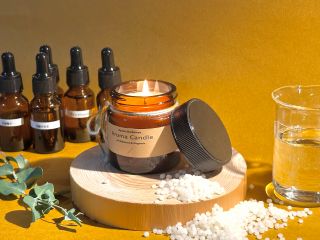 オリジナルの精油を調香して創る、オーガニック100%の木芯キャンドルです。