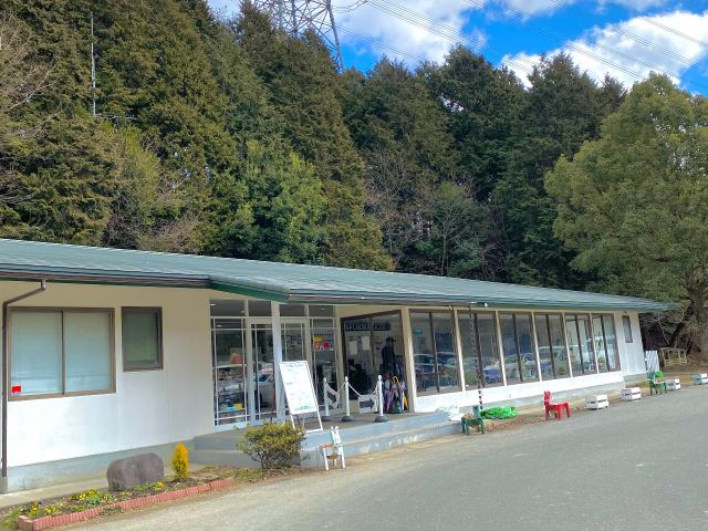 まずはクラブハウスの受付へお越しください!