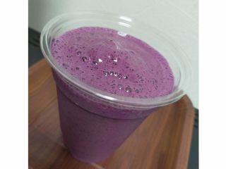 簡単にスムージーが出来ます。甘味料不使用の濃厚ブルーベリーをお楽しみください。
