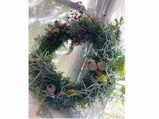 フレッシュなと木の実を使ってナチュラルな40センチ位のリースです。1か月以上はフレッシュに持ちます。