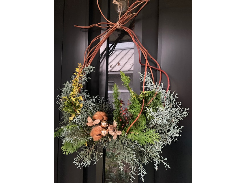 赤つるを使ったお洒落なクリスマスリースです。