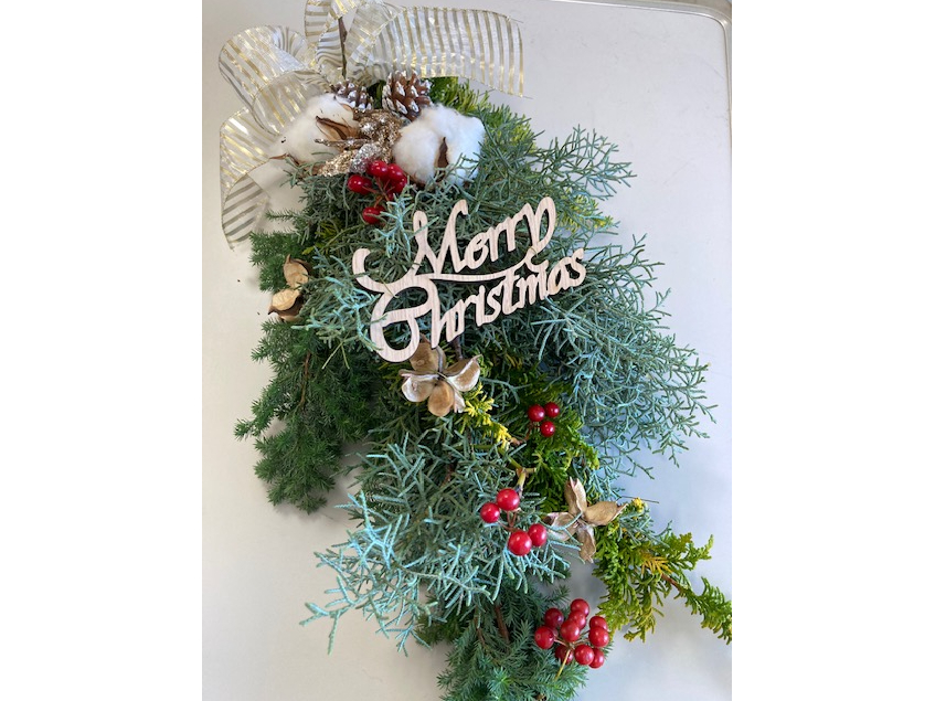 木の実やコットンフラワーを使ったクリスマススワッグ