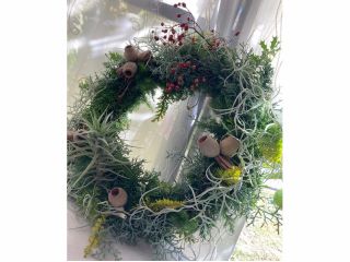 フレッシュなヒバやモミなどでオリジナルのクリスマスリース作ります。 森林浴たっぷりの香りの中で木の実やコットンフラワーで素敵に仕上げます。