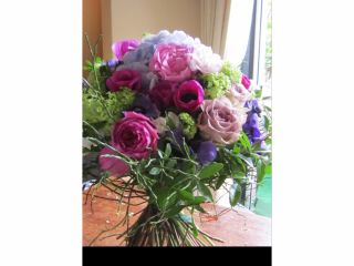 パリのお花屋さんスタイルのアレンジメント教室です。フランスの洗練された色合いのエスプリが楽しめます。