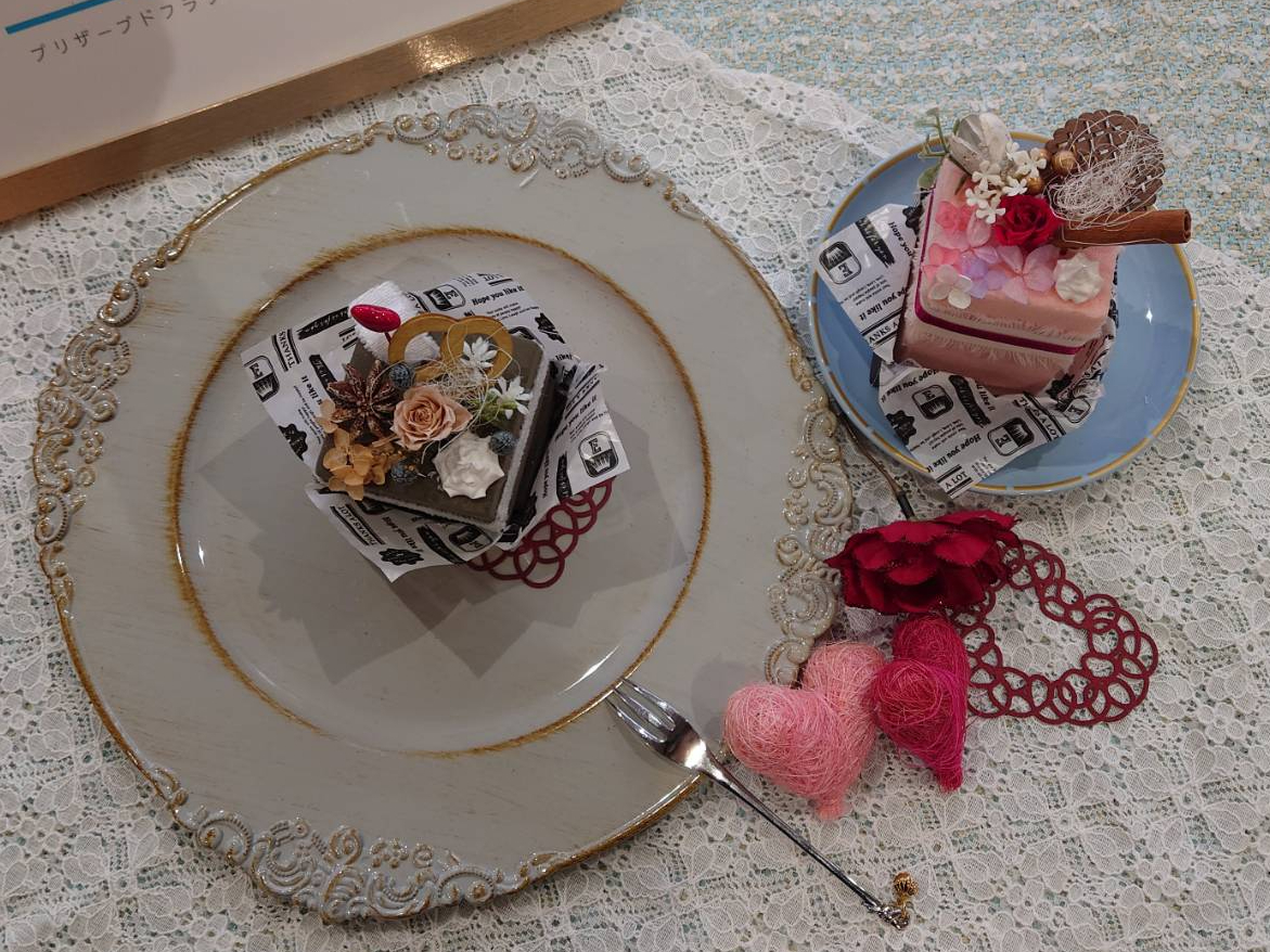 本物みたいに作ったら自分の作品を飾って写真を撮ってみたりして・・・