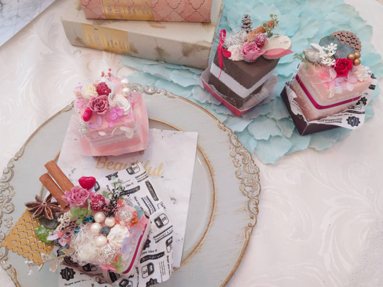 〜お客様作品   お好みの花材をたっぷり乗せて・・・一流パティシエになった気分で *-.:”・(*'▽').-*: