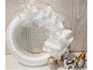 サテン、グログラン、オーガンジーなどさまざまな異なる素材のリボンを使って上品なリースができあがります。 ※置物の人形はつきません