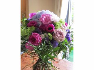 フランスの洗練された色合いです。 仕入れ状況により花材が多少違うことがありますのでご了承ください。