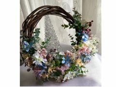 プリザーブドフラワーとアートフィッシャルフラワーで制作したリースブーケです。お揃いでヘアーパーツも制作できます。