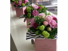 ボックススタイルのアレンジメントです。ギフトに最適です。