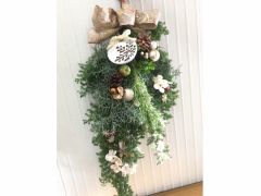 玄関を素敵にしてくれるスワッグ