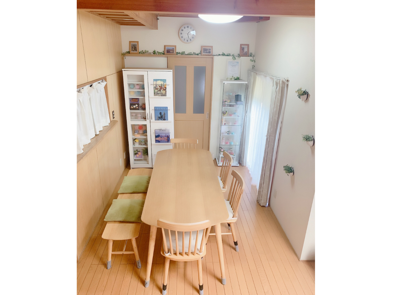 教室内 自宅のリビングにてレッスン行っております。BGMを流しながらCafeの様な空間でリラックスしながらレッスン☆