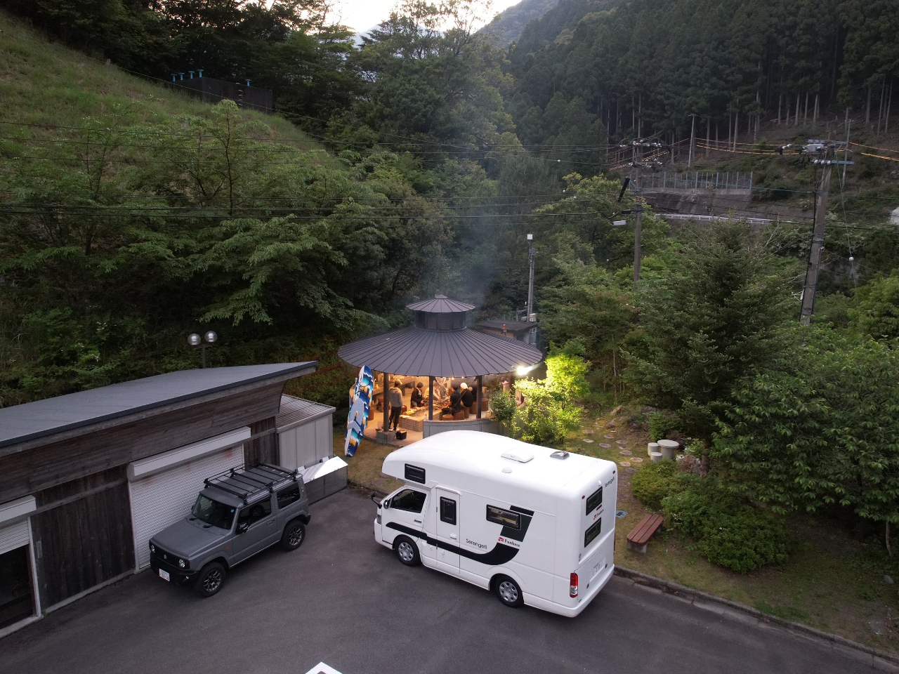 小屋で仲間でBBQ！