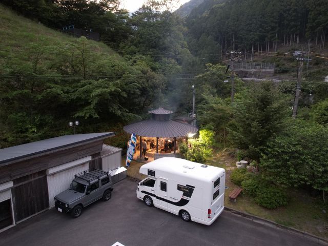 小屋で仲間でBBQ!