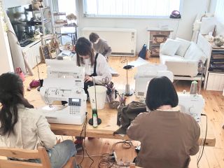 2?5名の2時間レッスンは知らない方同士でもアットホームな雰囲気の中ものづくりを楽しんでいただけます