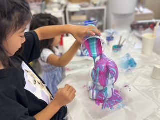 好きな色を選んだ後、思いのままに色を上からかけていきます!どんな色、雰囲気になるかは出来てからのお楽しみ♪