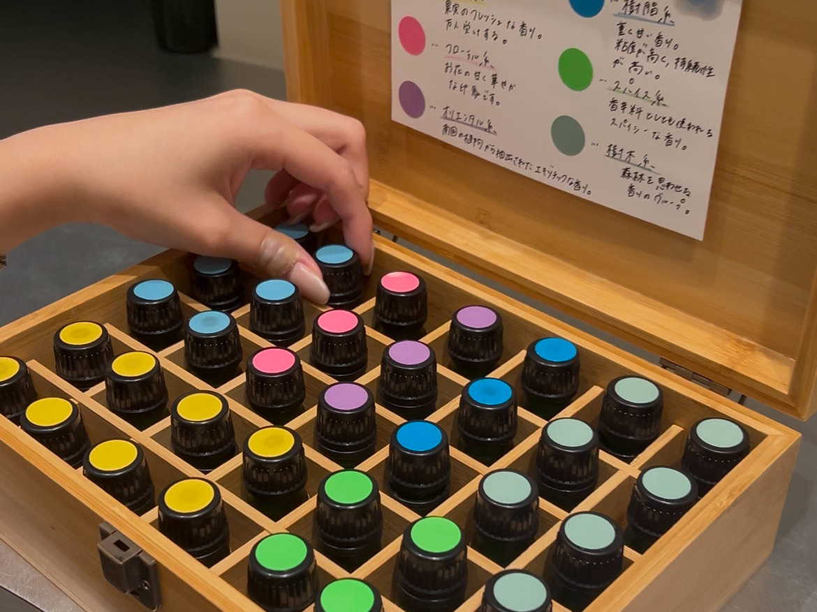 35種類もあるエッセンシャルオイルの中より、好きな香りを5-6種類見つけていきます