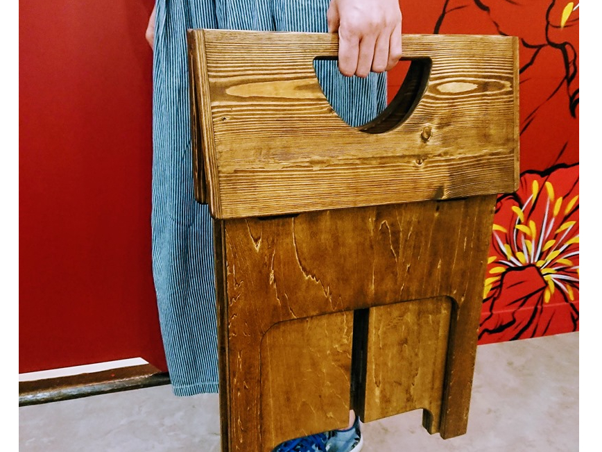 持ち運び可能なよもぎ専用椅子。置き場所にも困らないし、軽い!