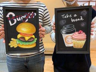 「ハンバーガー」または「カップケーキ&コーヒー」からお選びください。