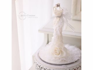 花びらにレースをあしらって