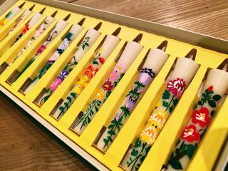 こちらは絵付けした和ろうそく。各季節の花が描かれ美しいですね。